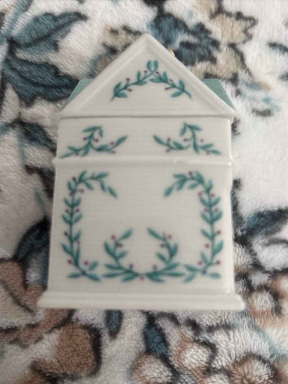 Lenox 1989 Porcelain Bay Spice House in Seafoam and White - Picture 2 of 9
